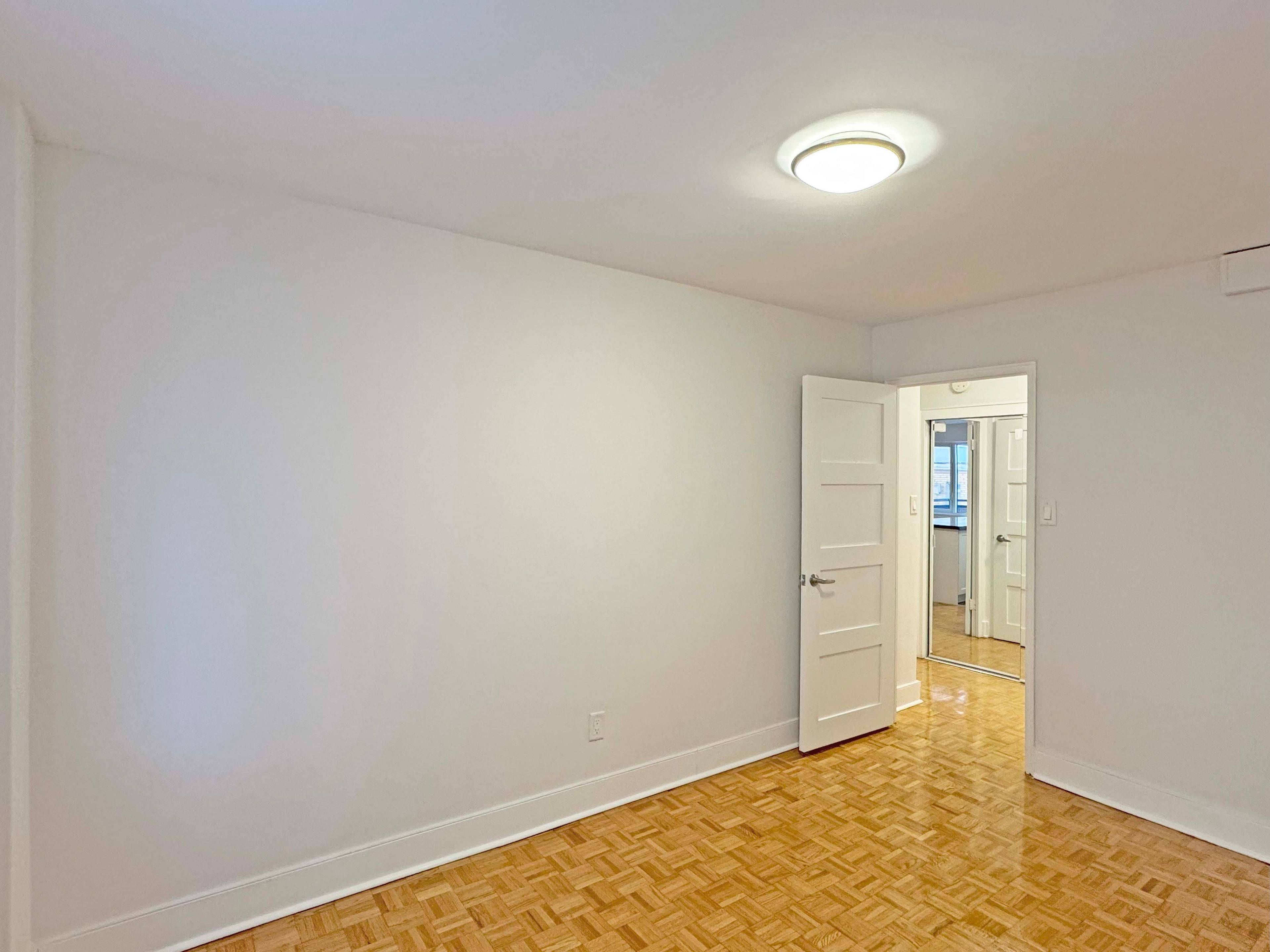 Toronto C02, ON M4V 1Z8,95 Lawton BLVD #207