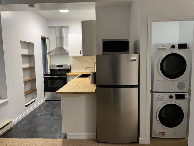 208 Carlton ST #Main, Toronto C08, ON M5A 2L1