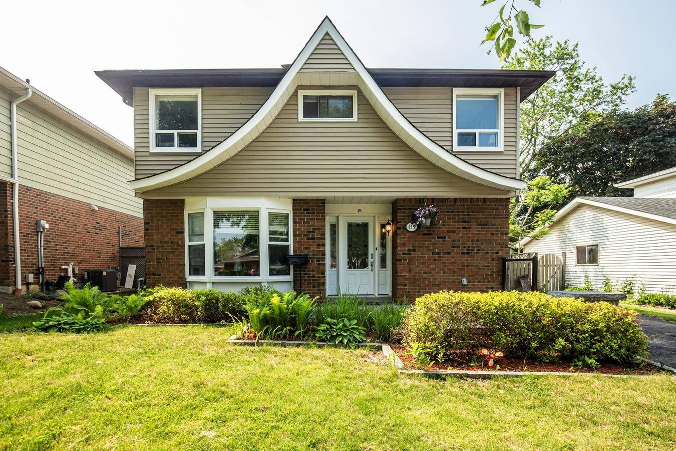 Whitby, ON L1N 1Y6,915 Harding ST