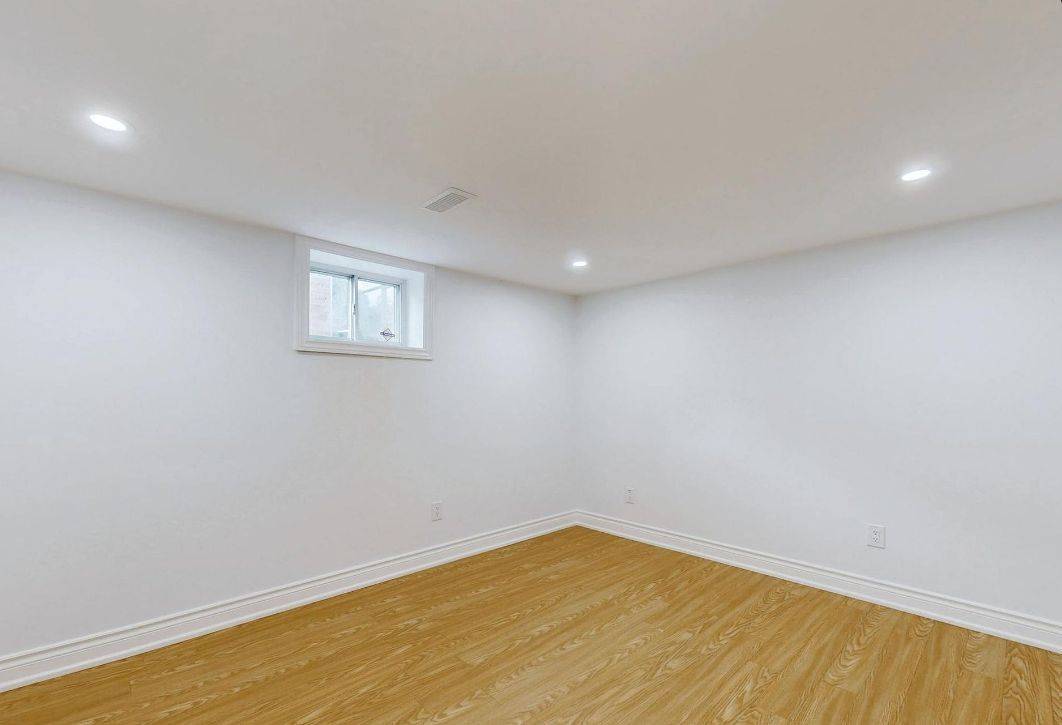 Toronto E04, ON M1P 1V9,45 Blaisdale RD #Bsmt