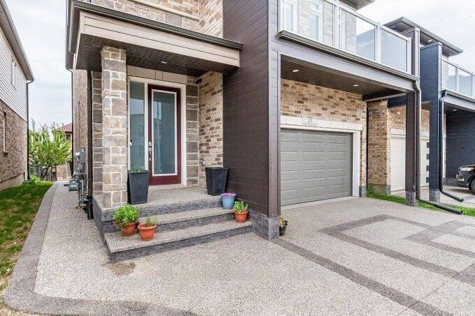 Kitchener, ON N2R 0P6,23 Saddlebrook CT