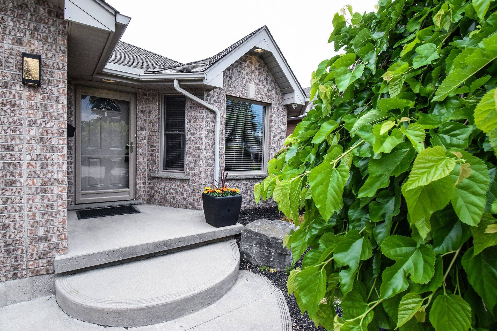 Hamilton, ON L8V 4N9,67 Lawnhurst DR