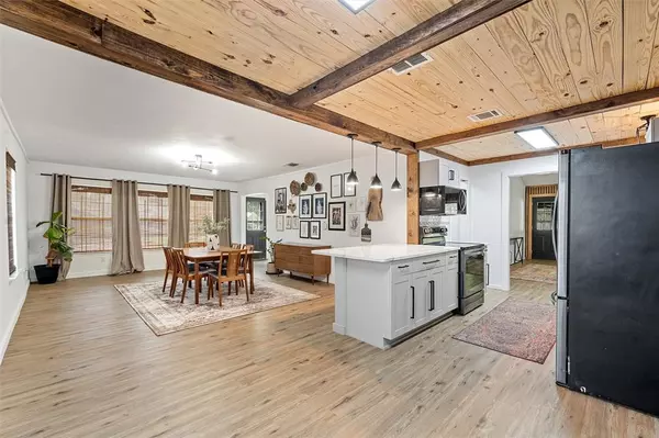 605 Rolling Hills Drive, Hewitt, TX 76643