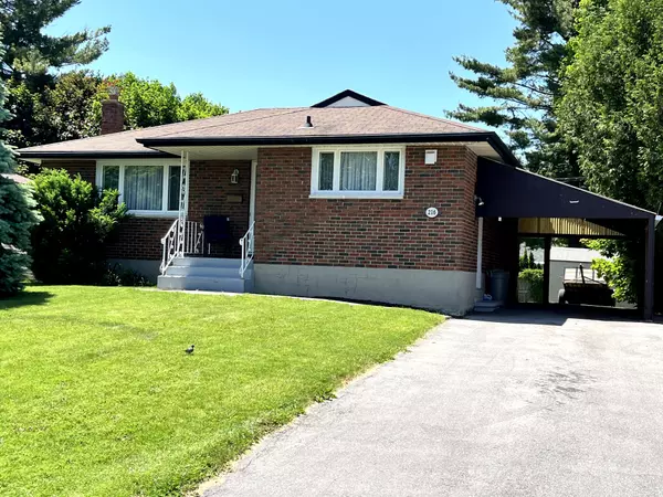 216 Union ST, Greater Napanee, ON K7R 2W6