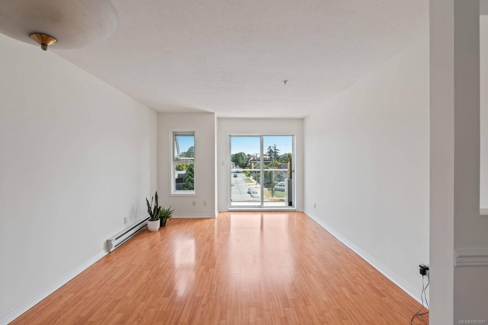 Victoria, BC V8T 2C2,1536 Hillside Ave #402