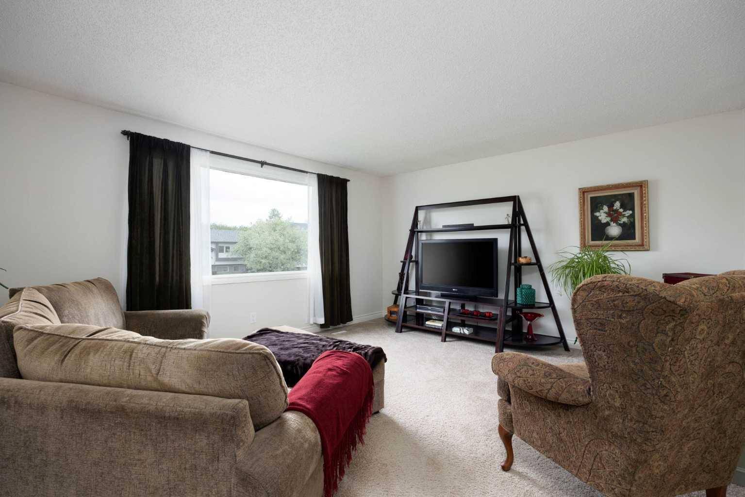 Fort Mcmurray, AB T9H 3X5,322 Hillcrest DR