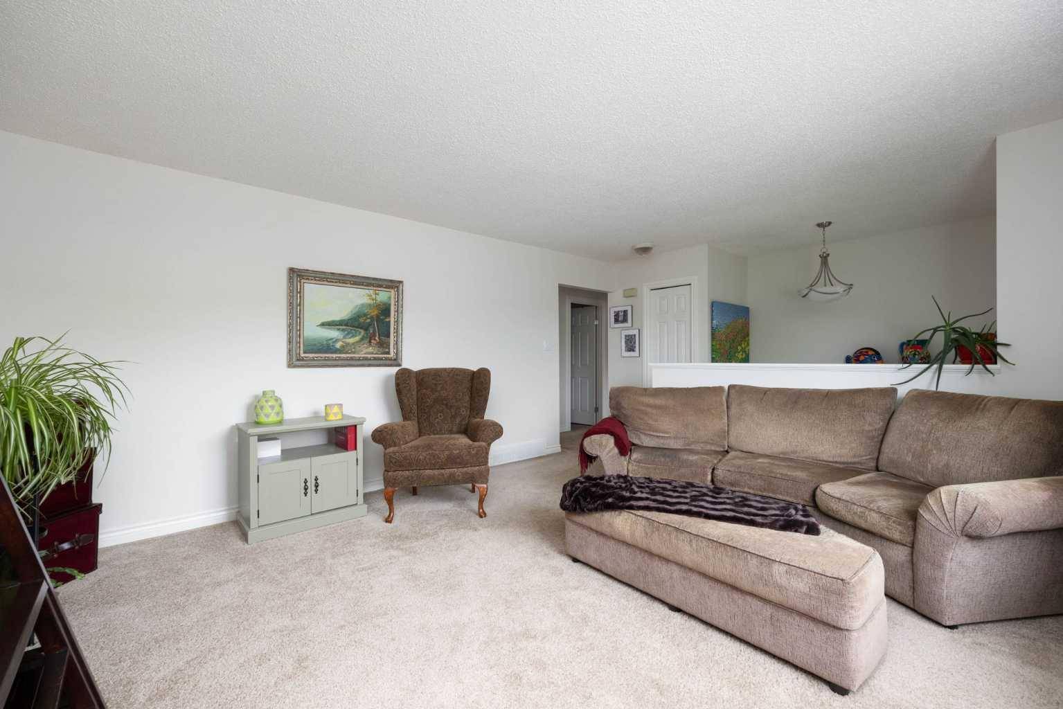 Fort Mcmurray, AB T9H 3X5,322 Hillcrest DR