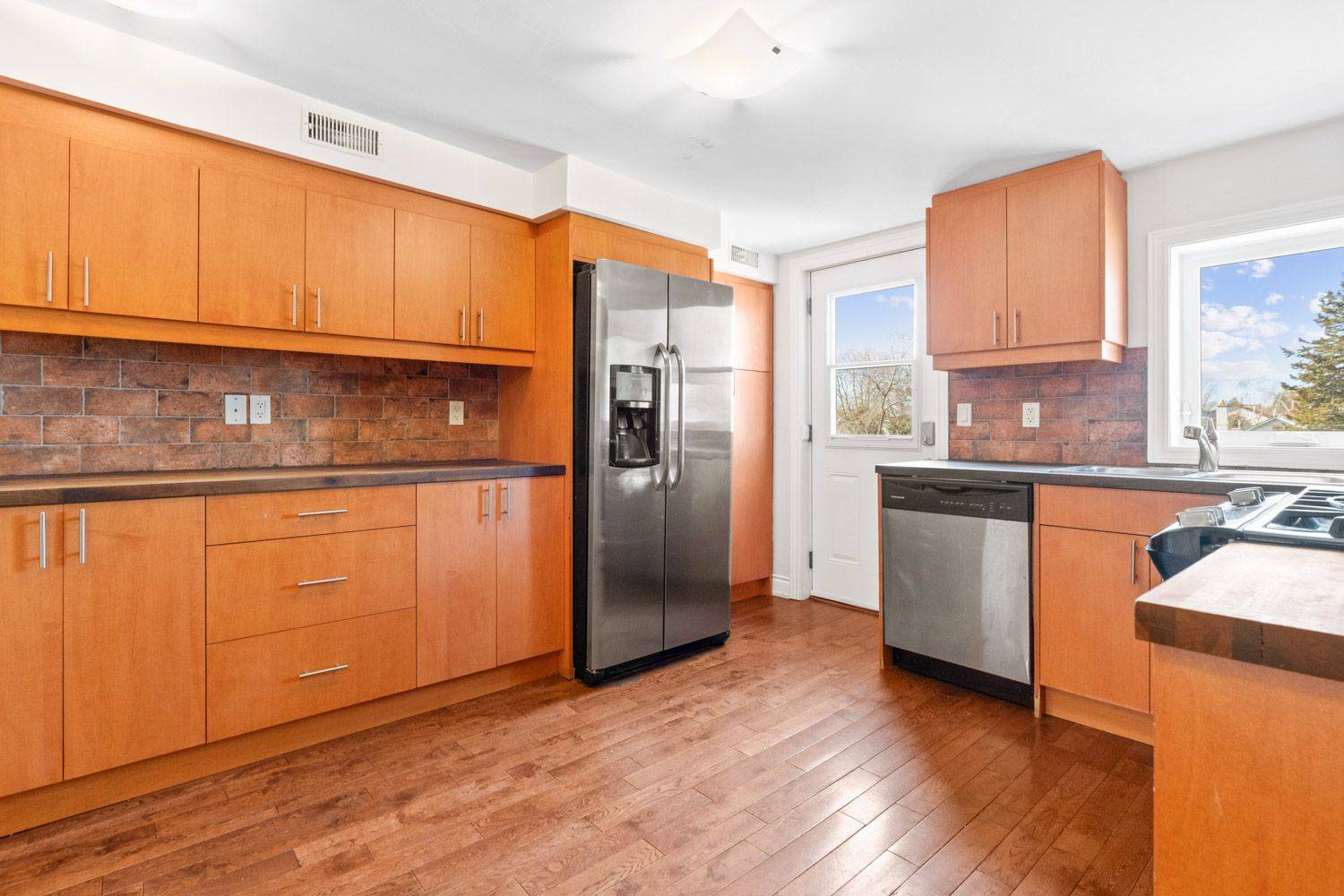 Toronto W03, ON M6N 3Z5,32 Castleton AVE
