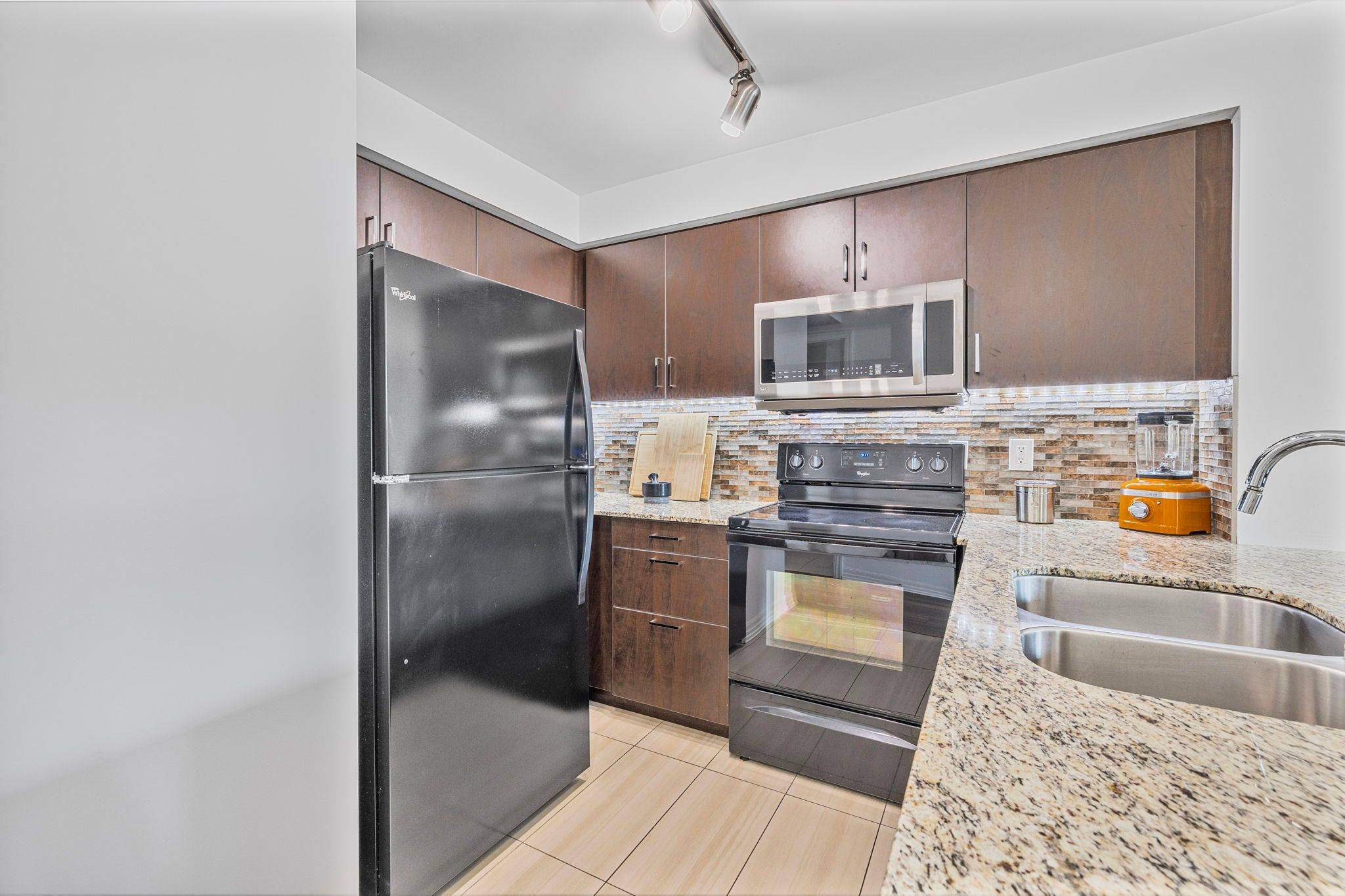 Toronto W10, ON M9W 0C6,80 Esther Lorrie DR #411