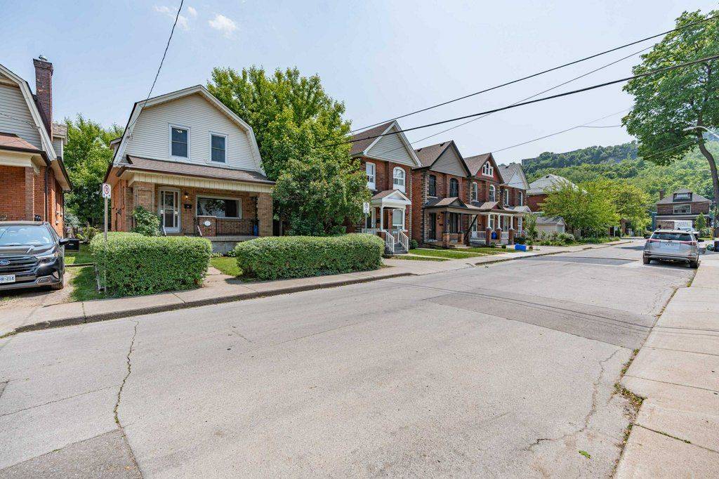 Hamilton, ON L8M 2X7,69 Lorne AVE