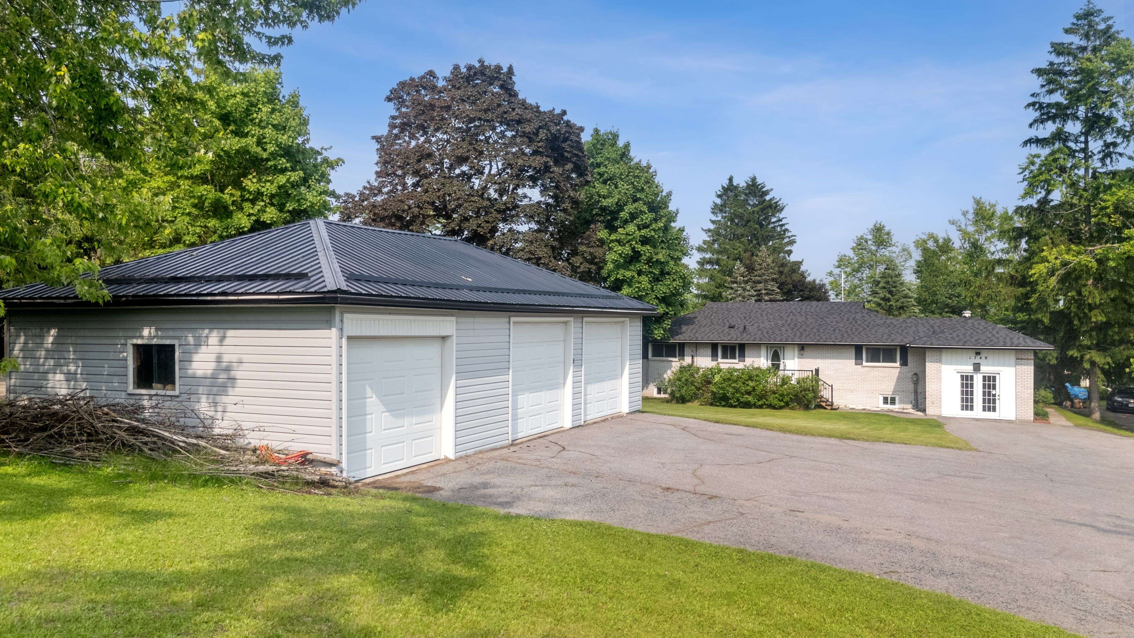 Selwyn, ON K0L 2H0,1749 Youngs Point RD
