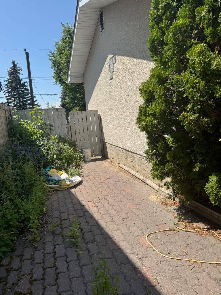 Calgary, AB t2w4h2,431 Queen Charlotte DR SE