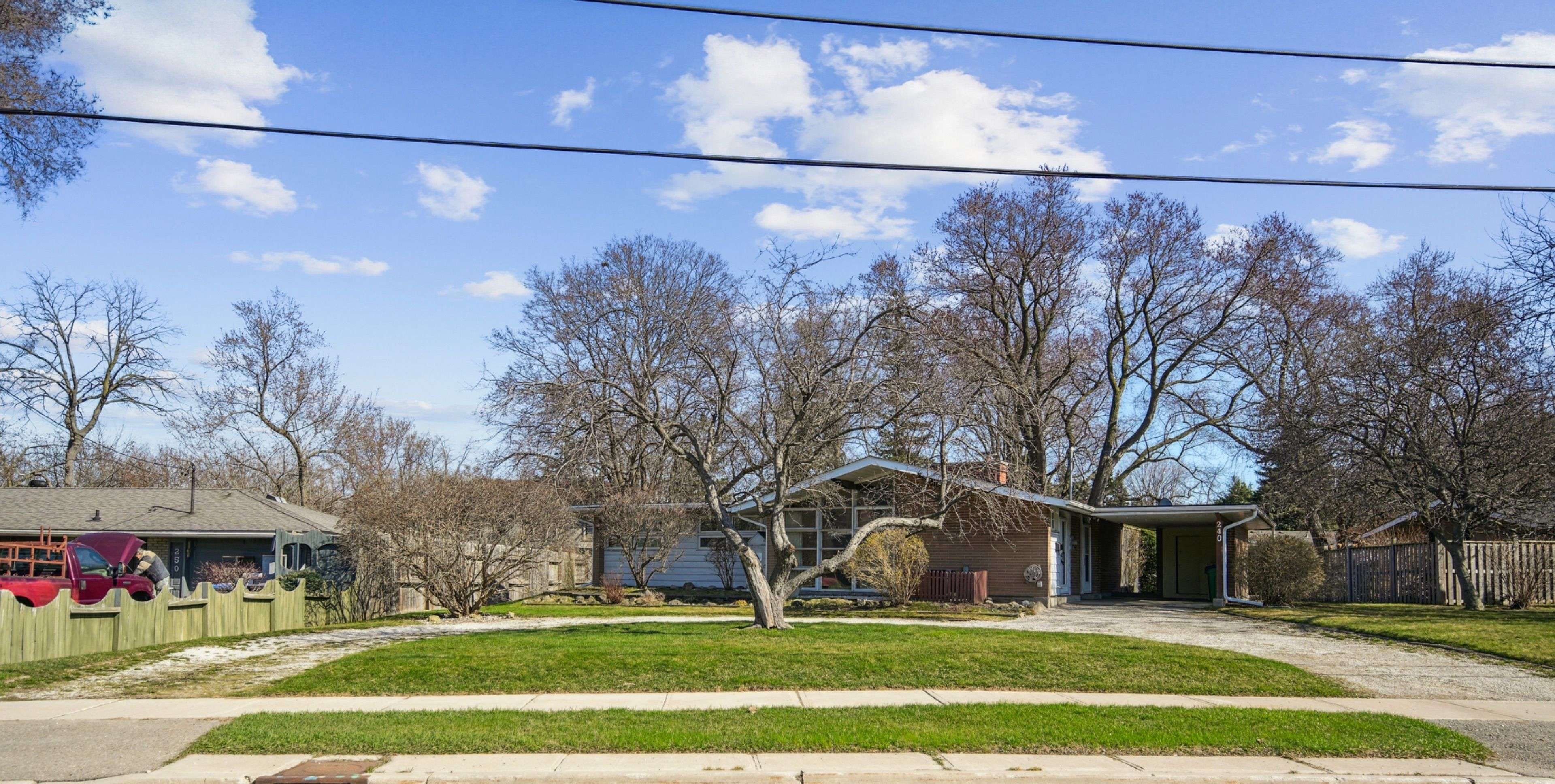 Mississauga, ON L5G 2S1,240 South Service RD