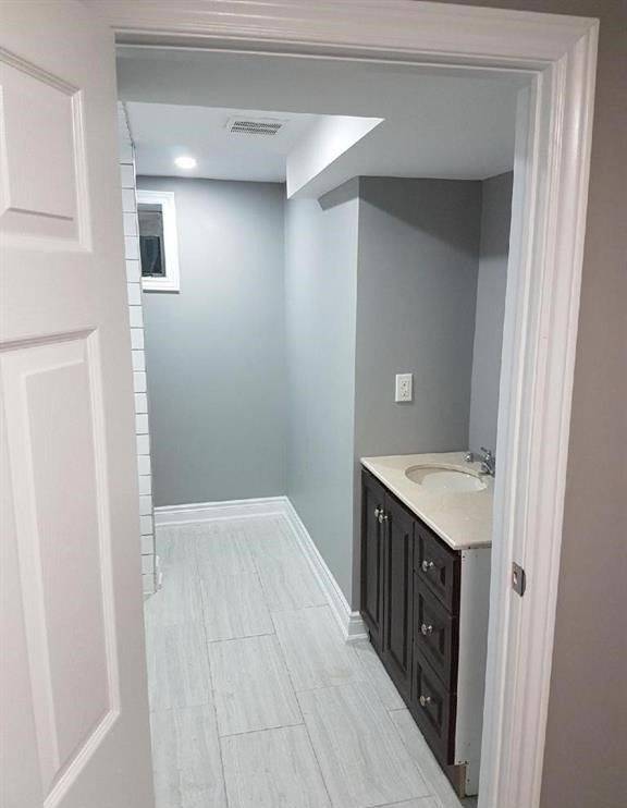 Hamilton, ON L8M 1R3,24 AVALON PL #Main