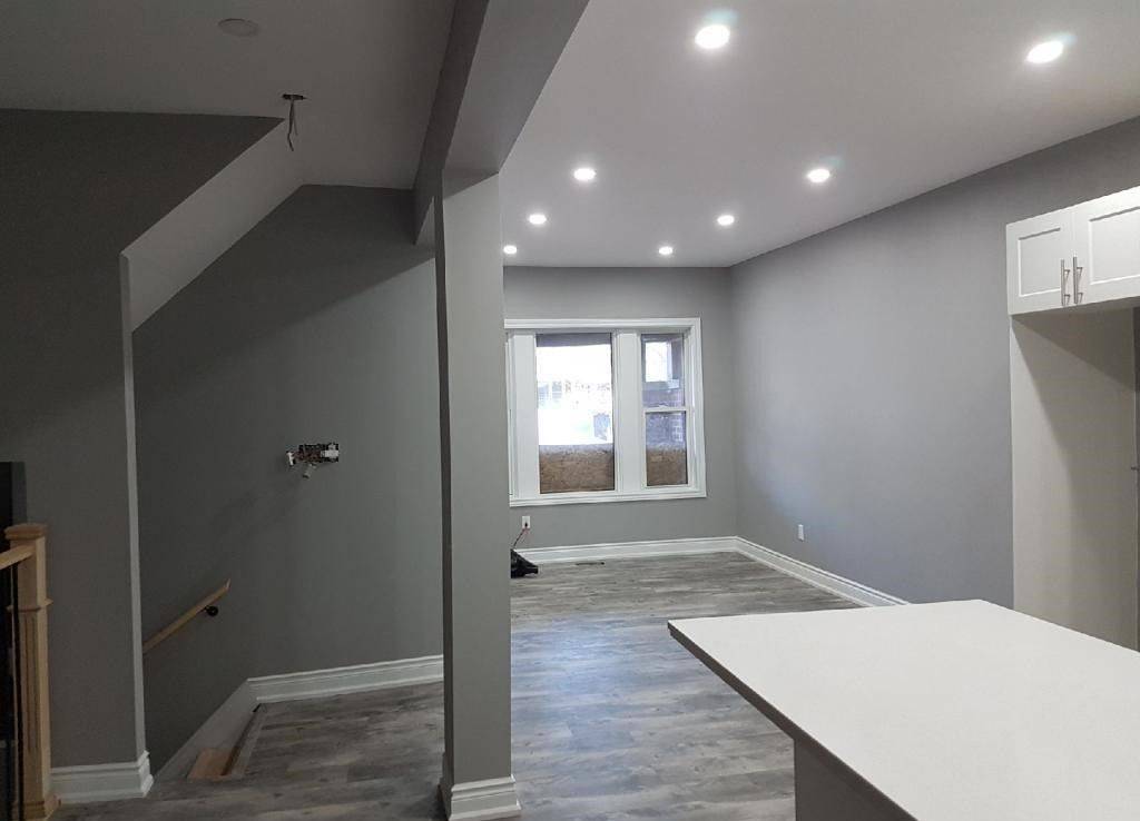 Hamilton, ON L8M 1R3,24 AVALON PL #Main