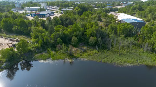 300 Twin Lakes RD,  North Bay,  ON P1B 8J5