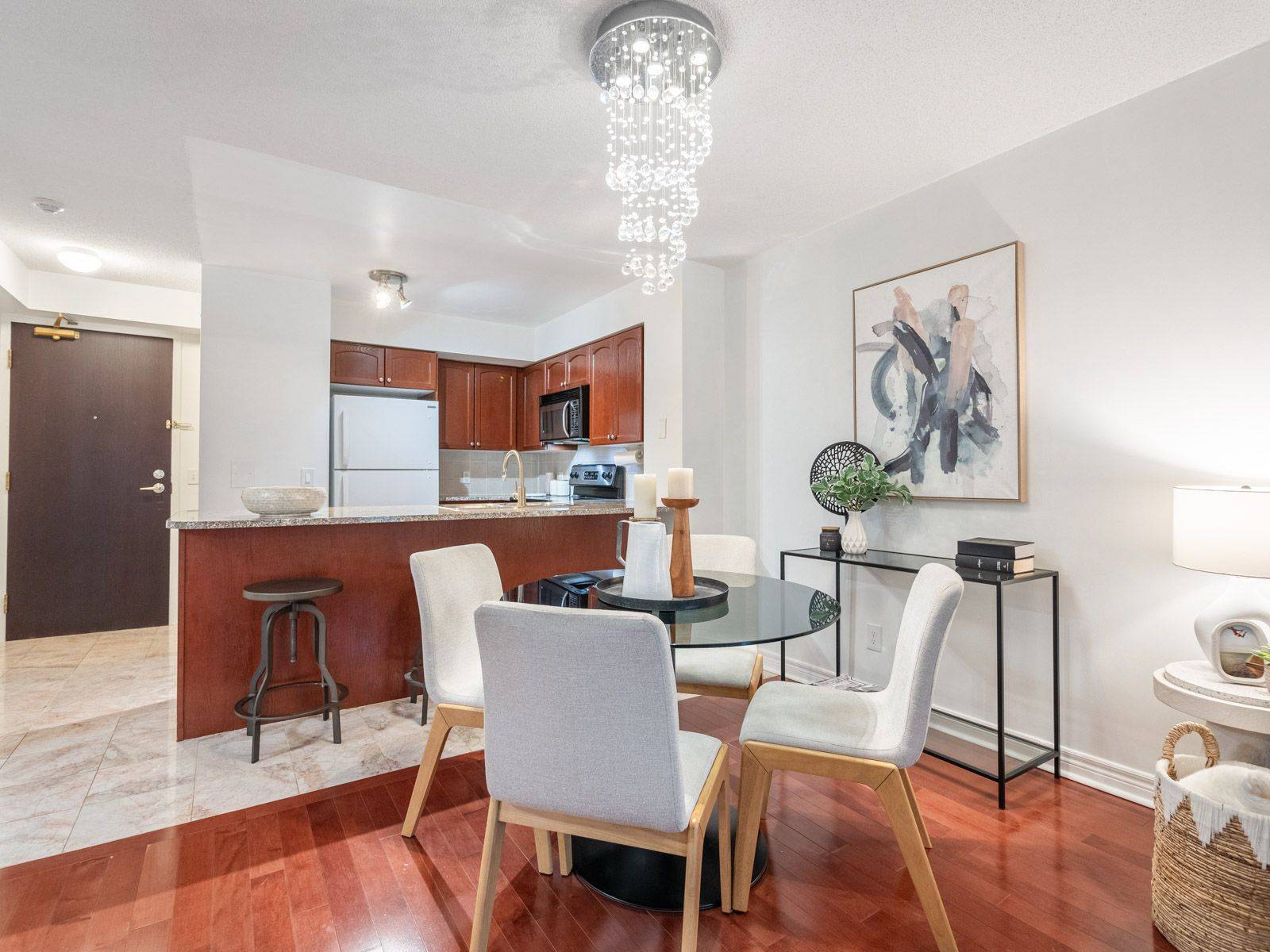 Toronto C01, ON M5J 3A4,30 Grand Trunk CRES #1705