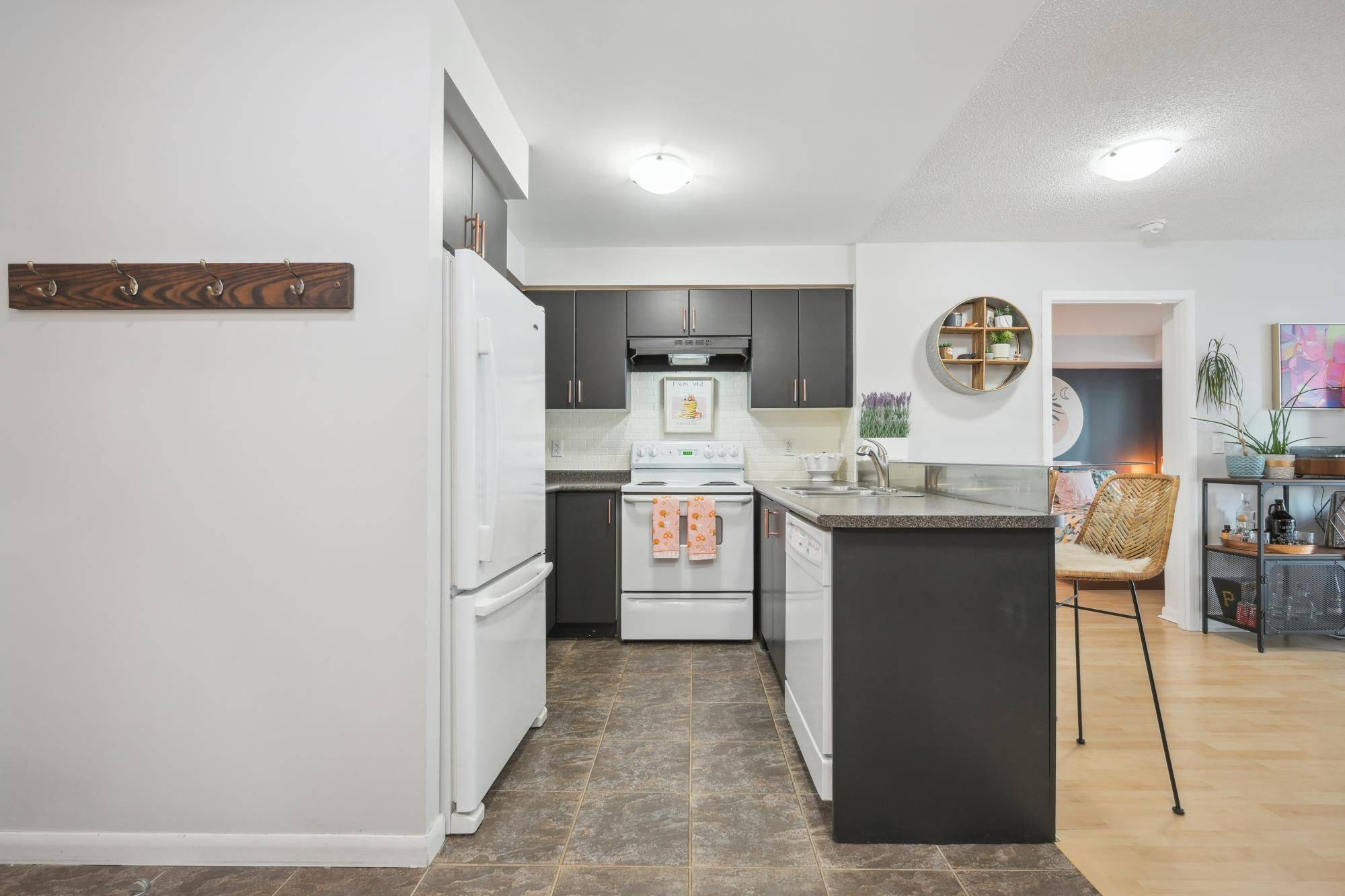Toronto W06, ON M8Y 0A1,185 Legion RD N #608