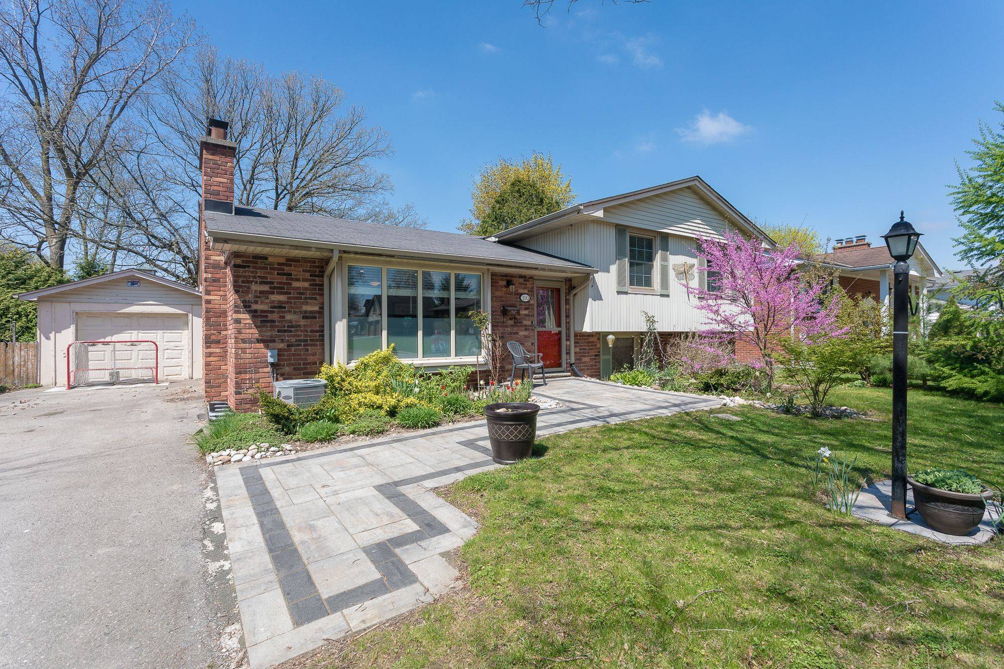 London East, ON N5Y 4P4,100 HONEYSUCKLE CRES