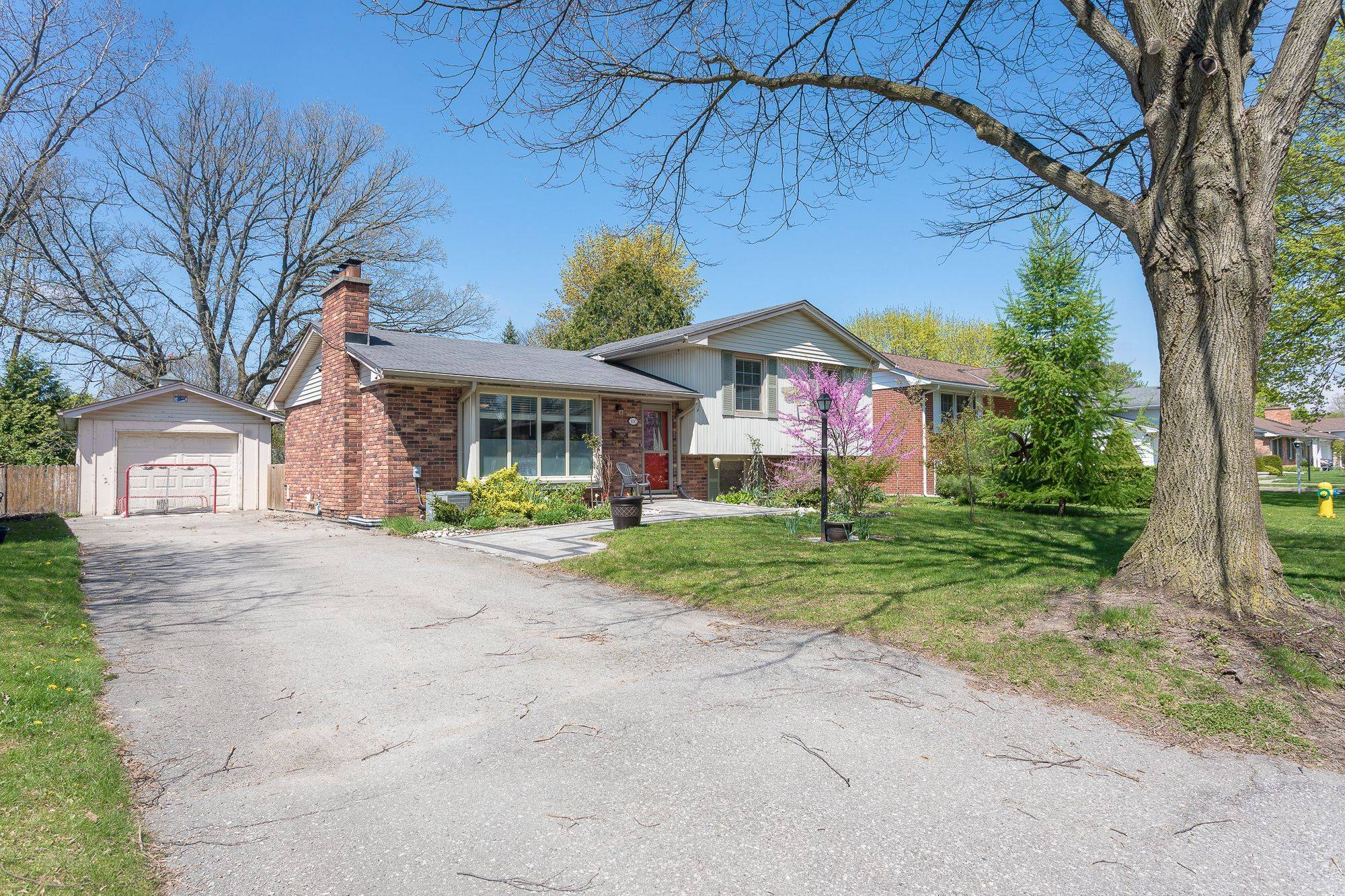 London East, ON N5Y 4P4,100 HONEYSUCKLE CRES