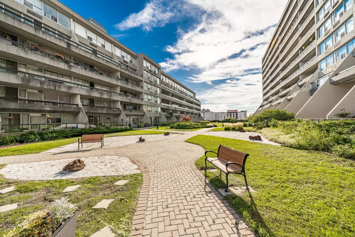Oshawa, ON L1G 7C9,55 William ST E #1214
