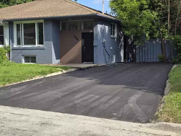 Newmarket, ON L3Y 2W2,144 Maurice CT