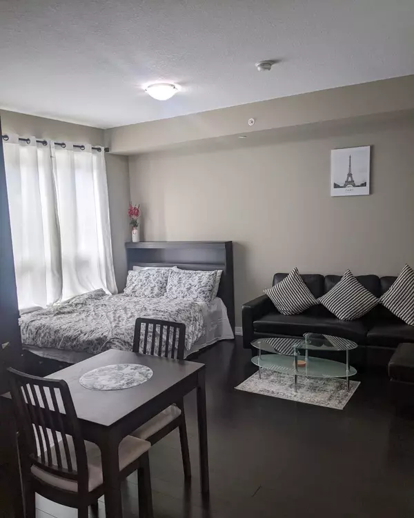 Hamilton, ON L8E 0J2,35 Southshore CRES #114