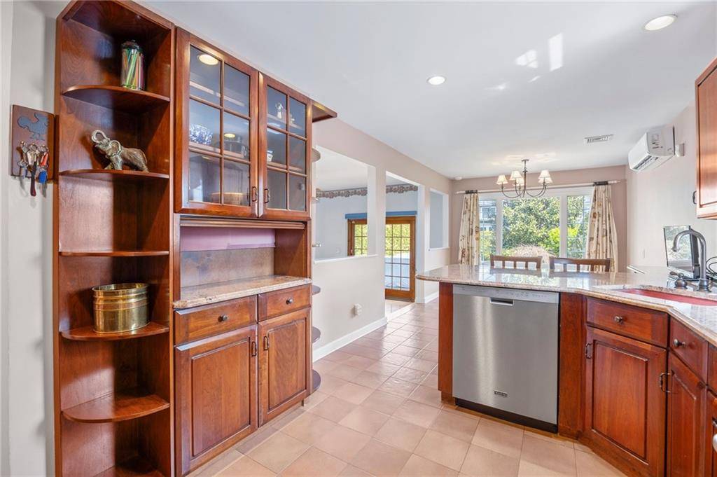 Staten  Island, NY 10304,110 Forest RD