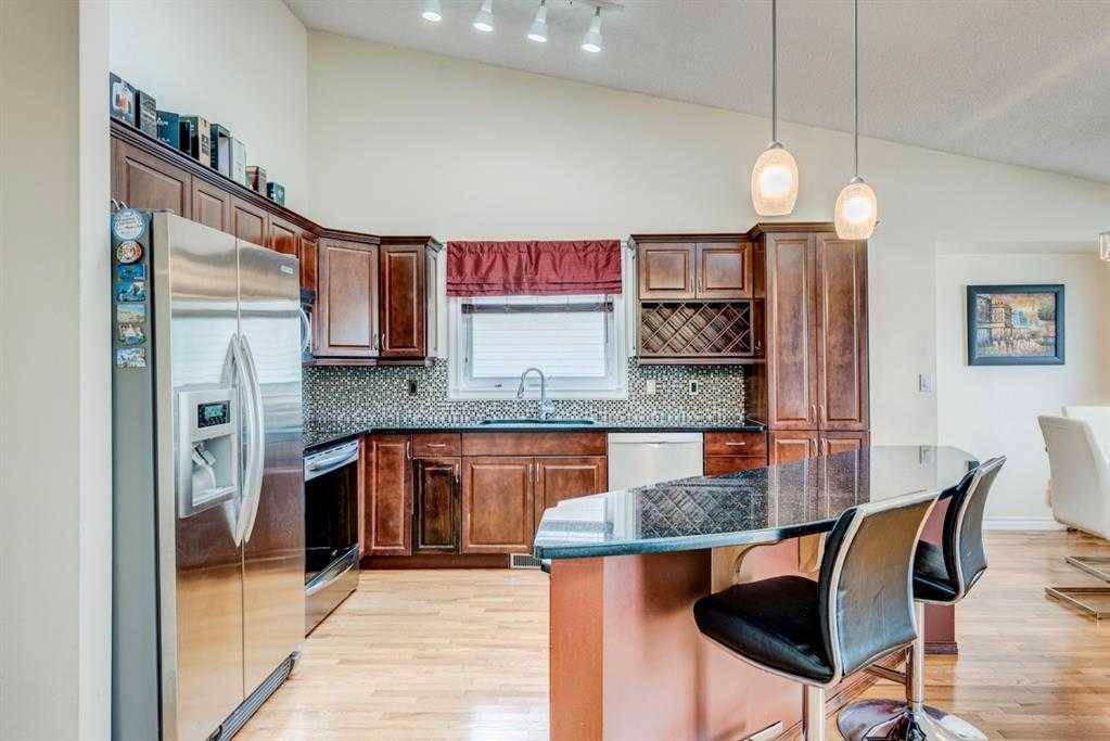 Calgary, AB T3K 3V4,33 Sandringham RD NW