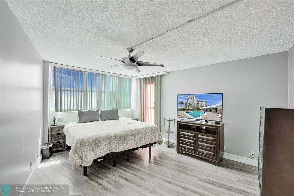 Hallandale Beach, FL 33009,100 Golden Isles Dr  #815
