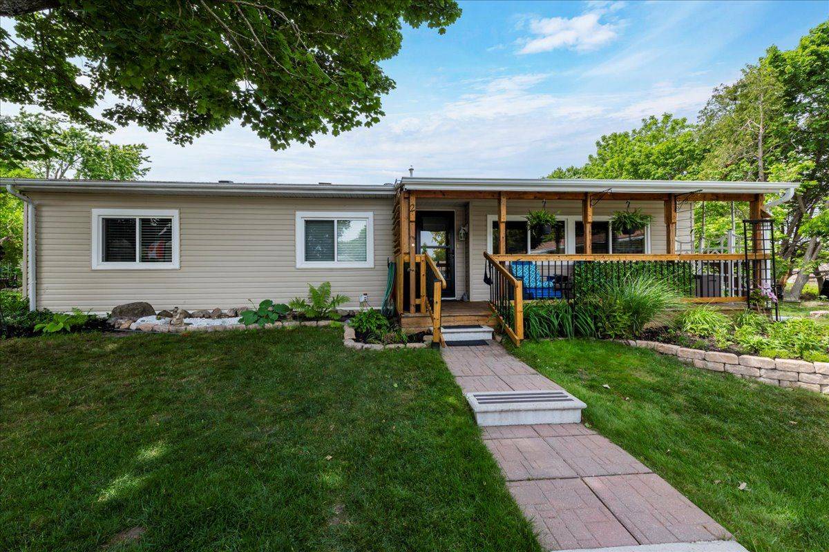 Innisfil, ON L9S 1R1,2 CEDAR GRV