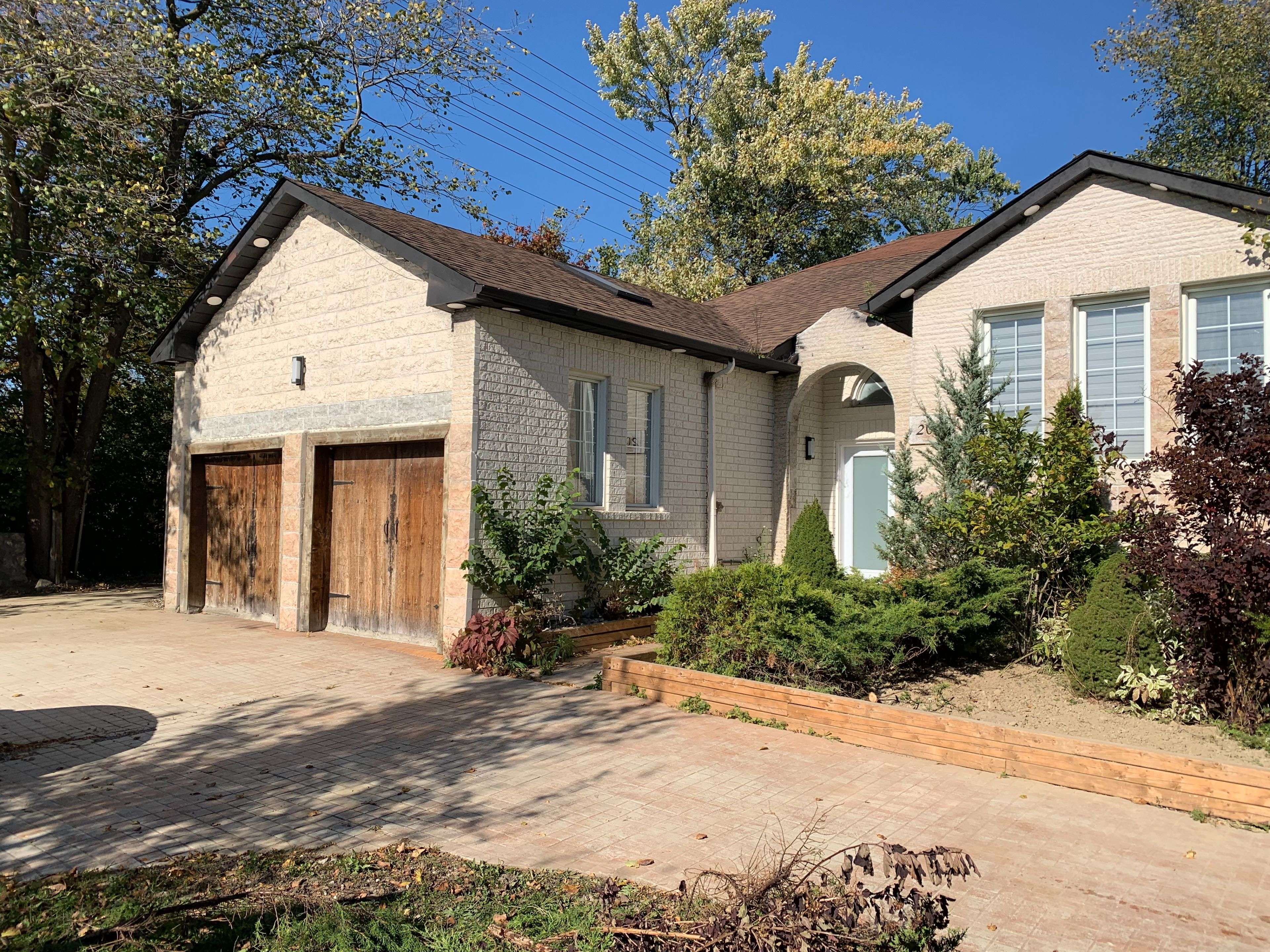 2045 Camilla RD #Main, Mississauga, ON L5A 2J9