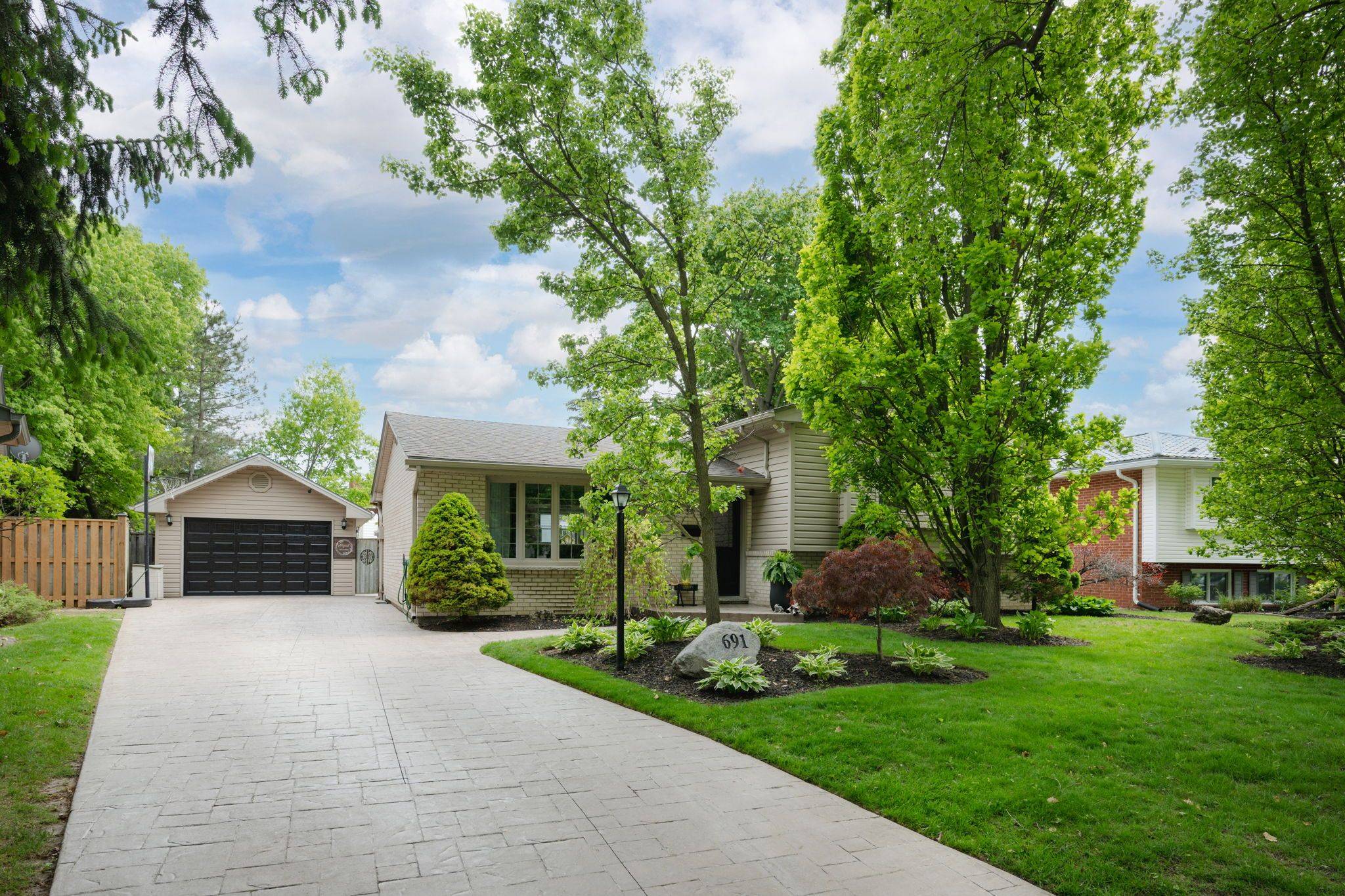 London North, ON N5X 1W4,691 Algoma AVE