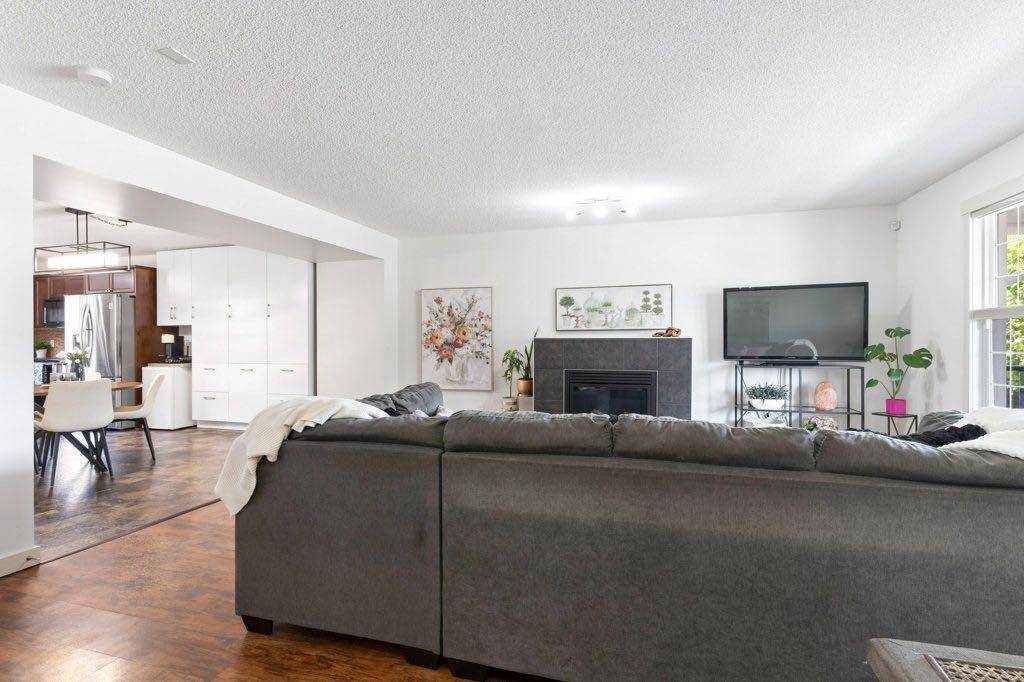 Calgary, AB T2Z 0X7,683 New Brighton DR SE