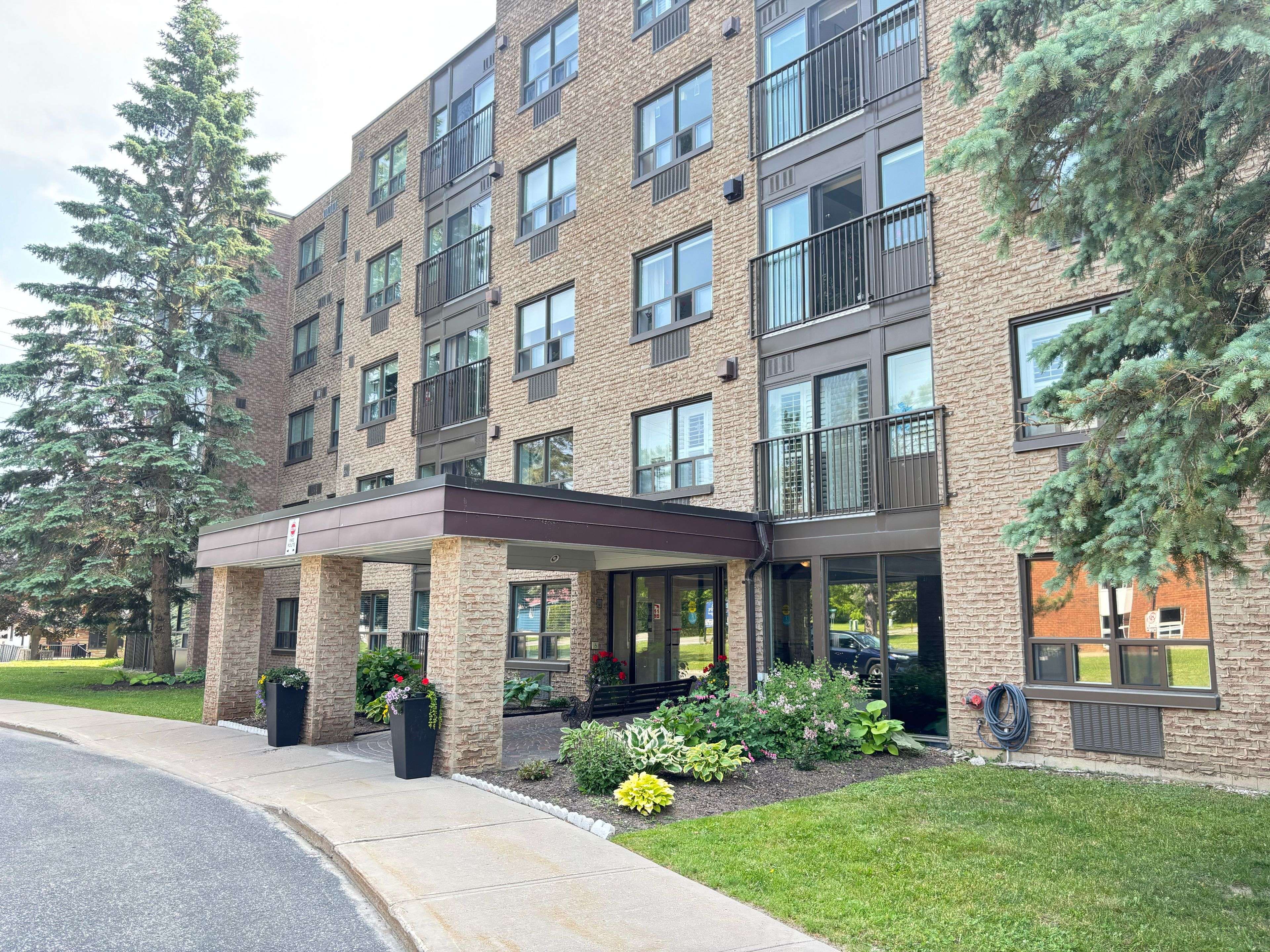 Orillia, ON L3V 3T9,54 Fittons RD W #103