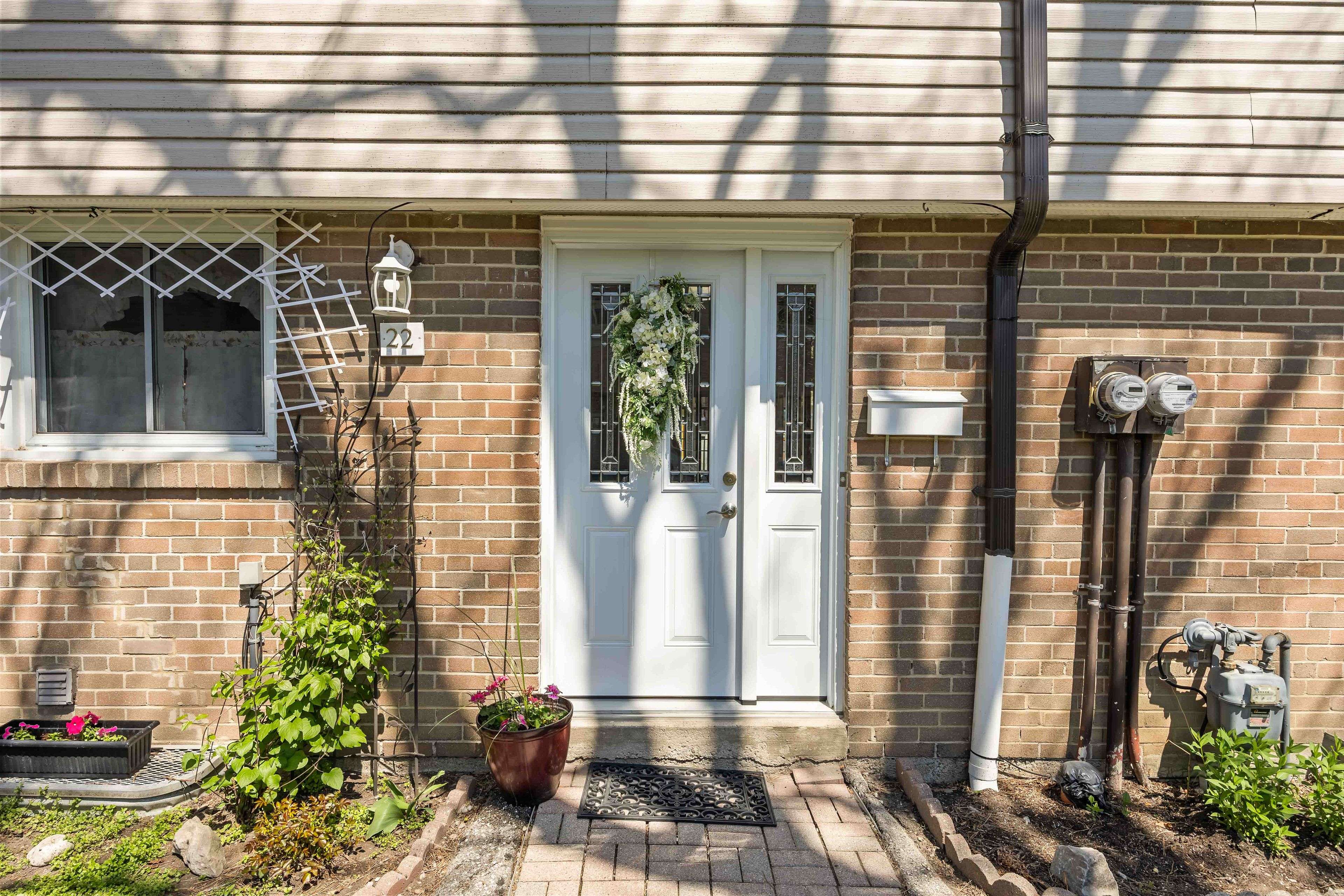 Toronto W10, ON M9V 3K7,435 Silverstone DR #22