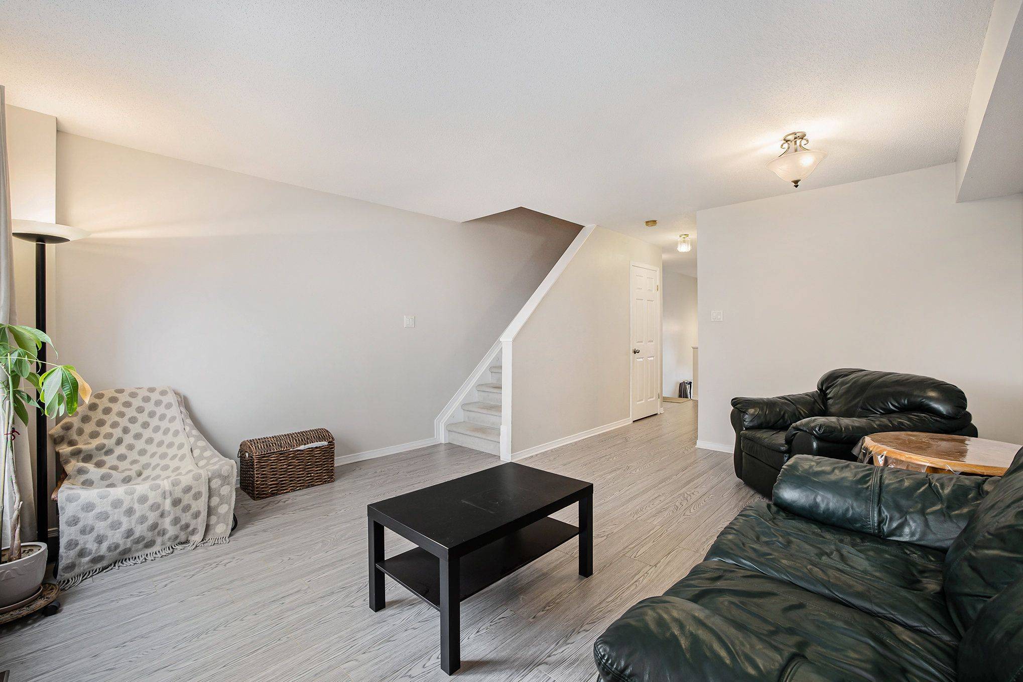 Carlington - Central Park, ON K2C 4B8,63 MANHATTAN CRES