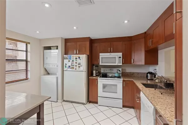 Pembroke Pines, FL 33026,1001 Colony Point Cir #410
