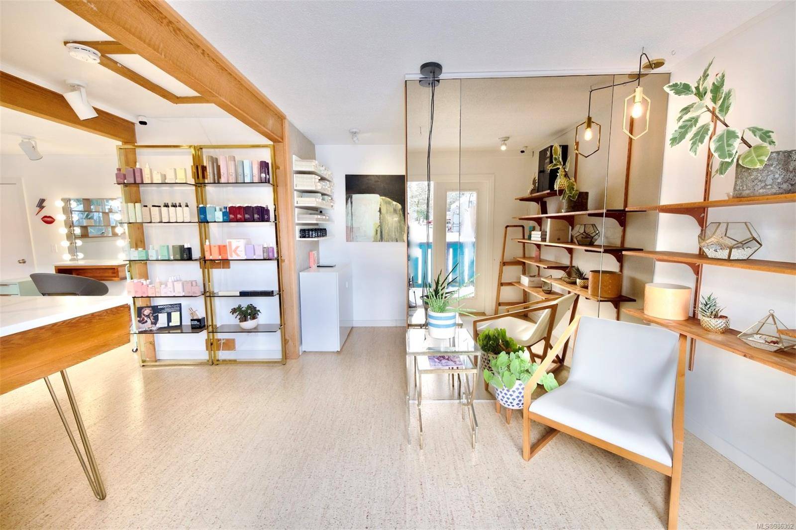 381 Main St #3, Tofino, BC V0R 2Z0