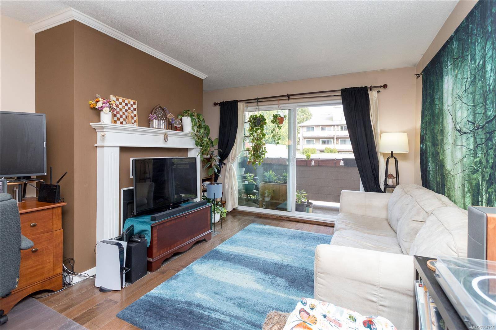 Saanich, BC V8X 1P3,3215 Alder St #201