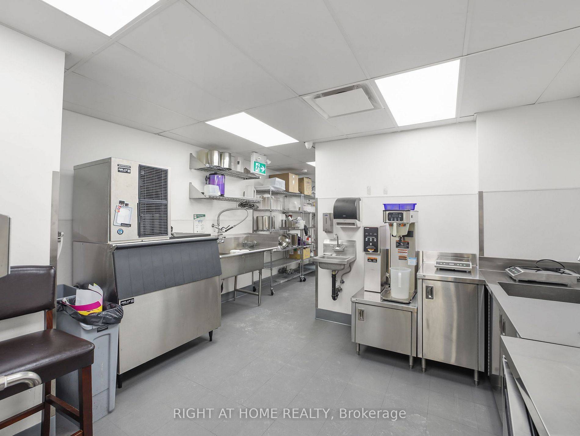 Hamilton, ON L8N 2C1,84 - 86 John ST S