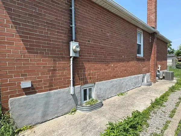 102 Edgecroft RD, Toronto W07, ON M8Z 2C3