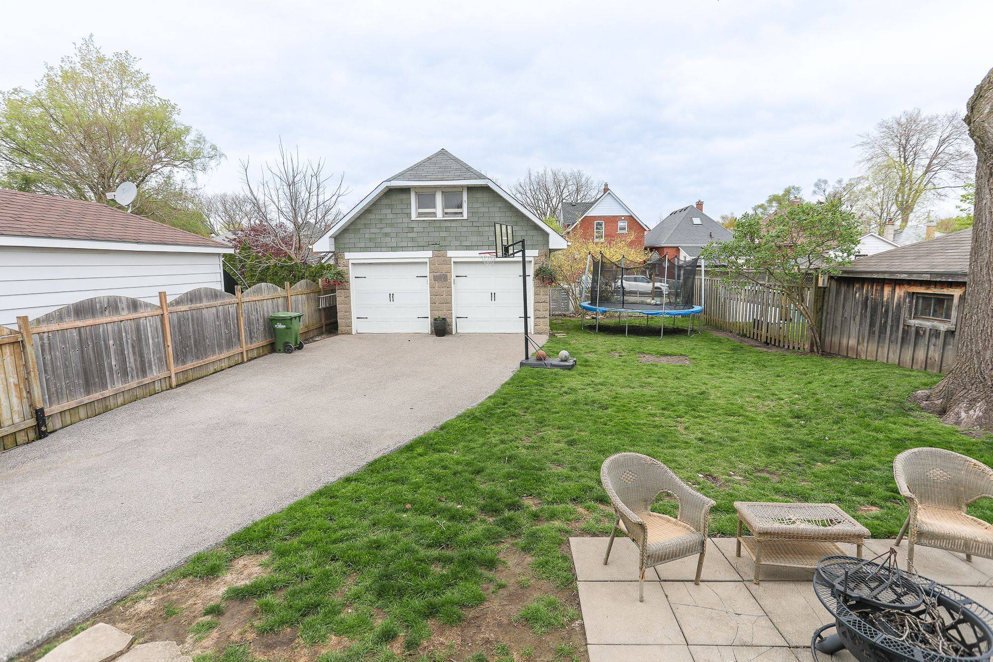 St. Thomas, ON N5R 1Y9,16 Maple ST