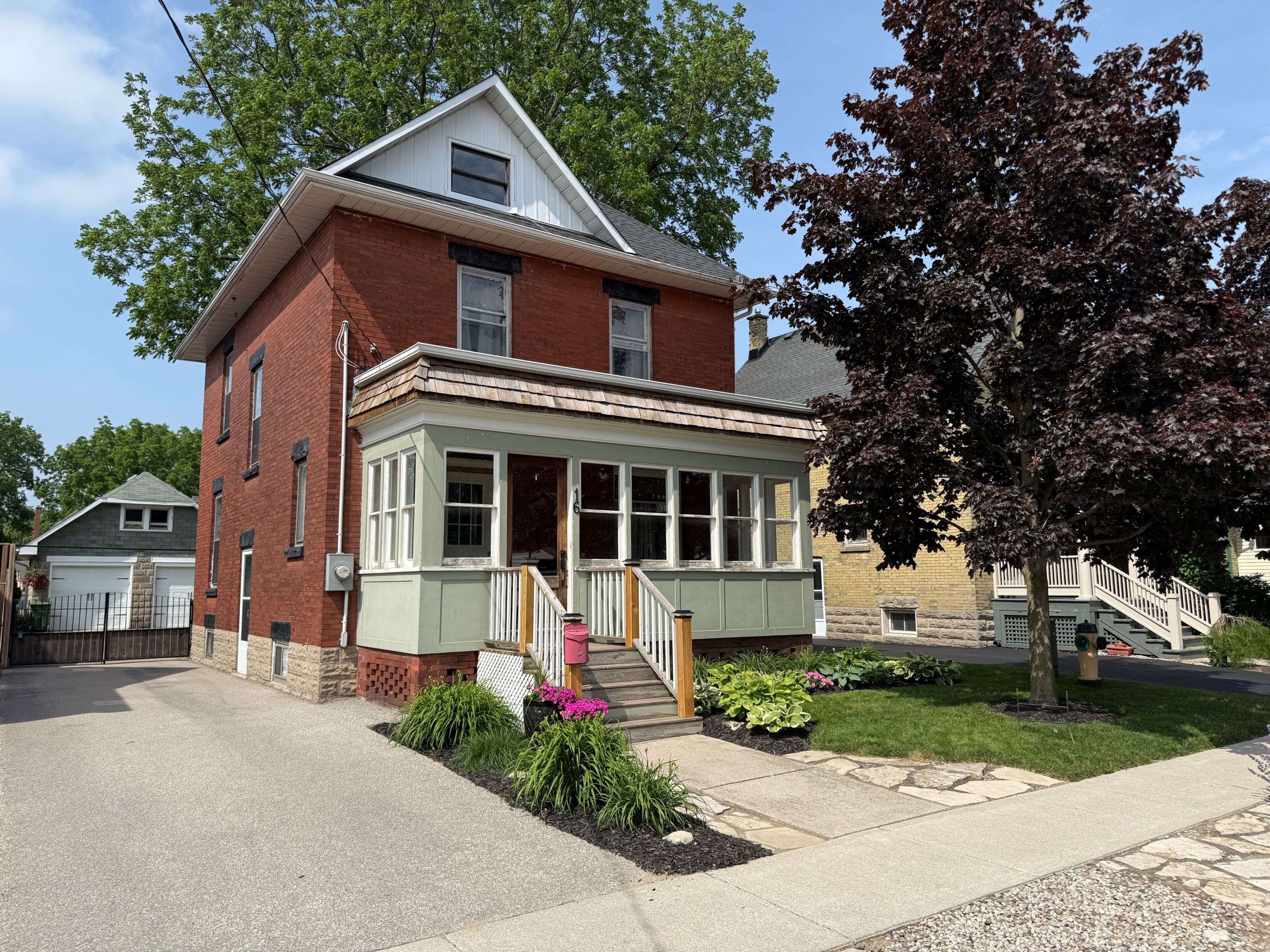 St. Thomas, ON N5R 1Y9,16 Maple ST