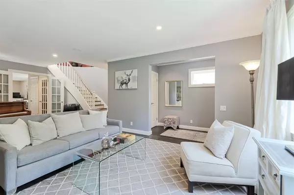 Toronto C11, ON M4G 1Z9,27 Cameron CRES