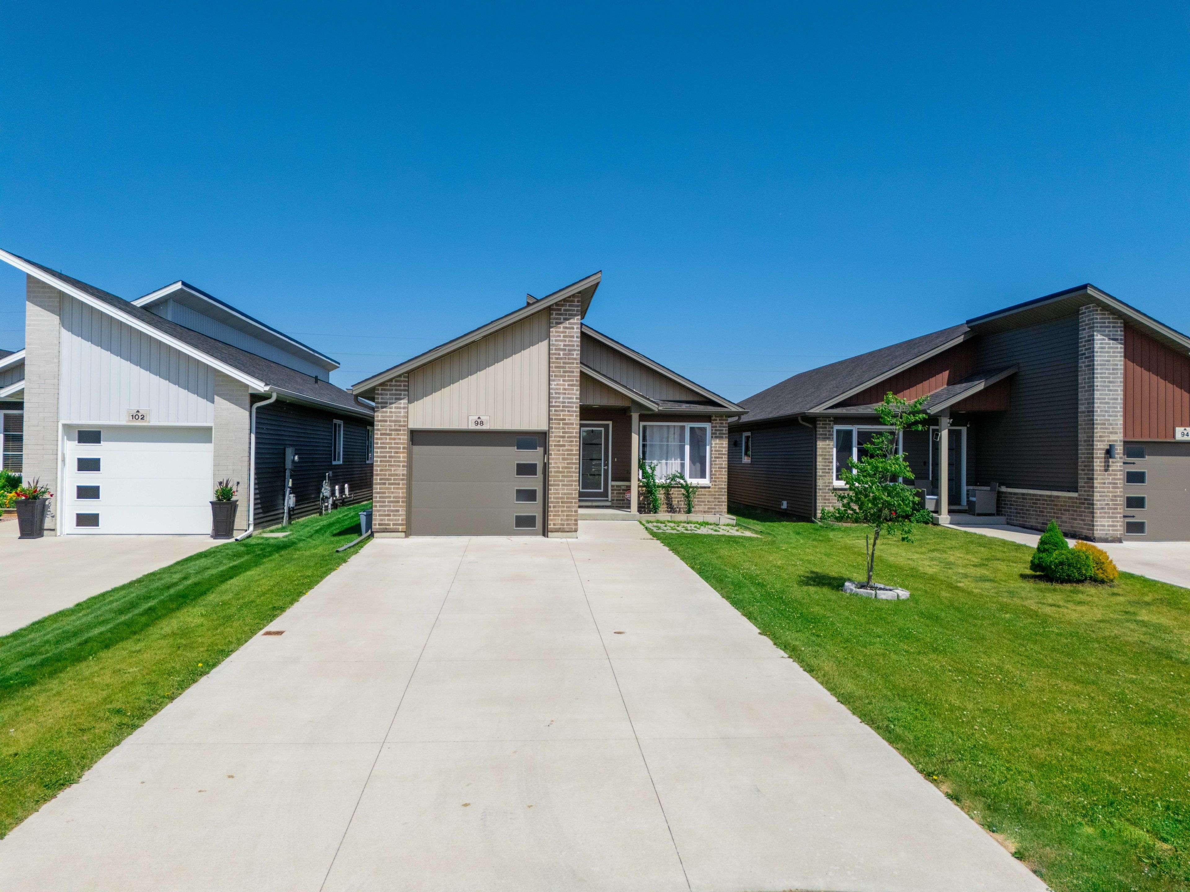 Chatham-kent, ON N7M 0S2,98 Moonstone CRES