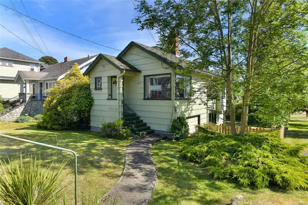 1113 Esquimalt Rd, Esquimalt, BC V9A 5A3