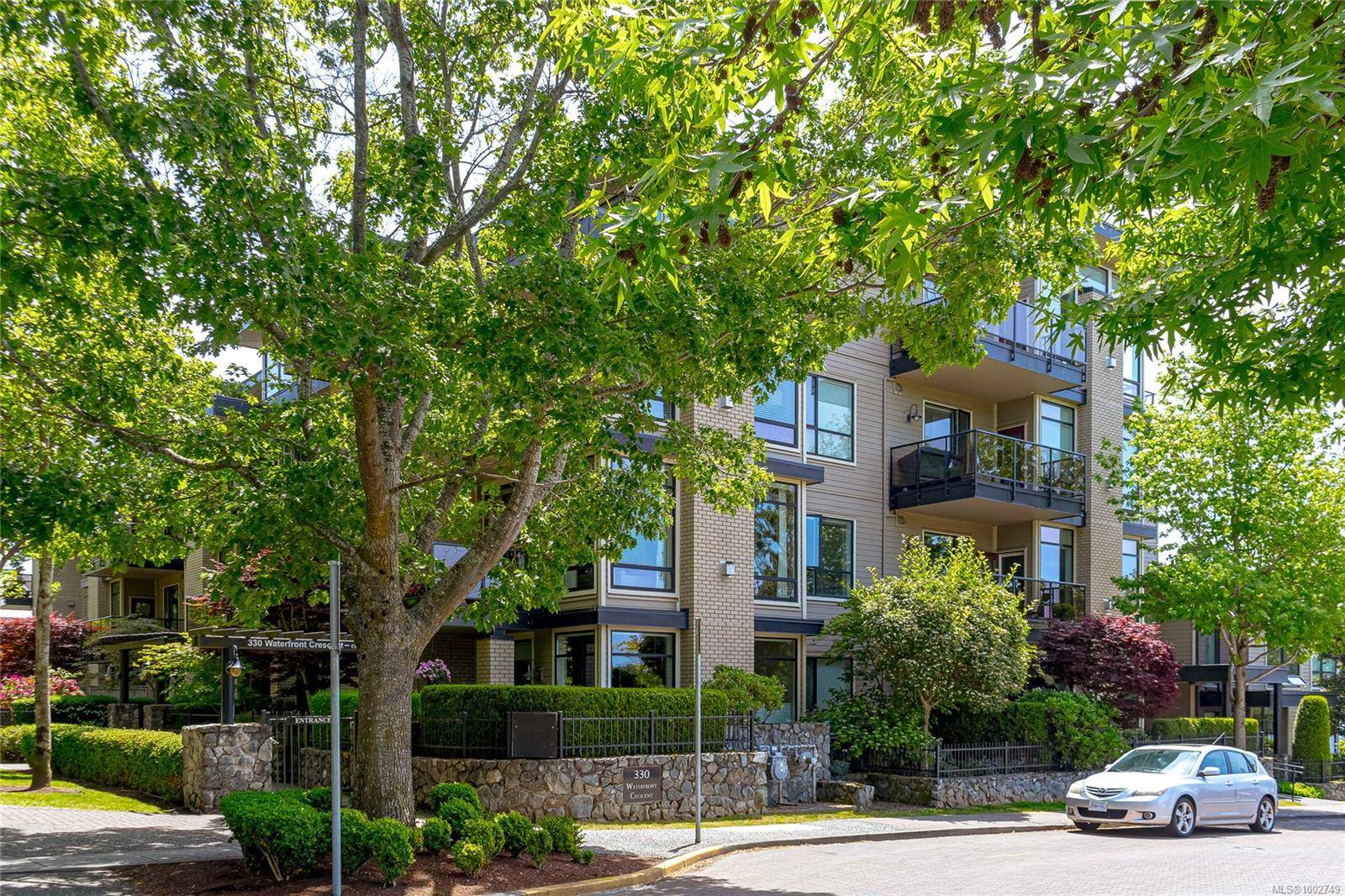 Victoria, BC V8T 5K3,330 Waterfront Cres #109
