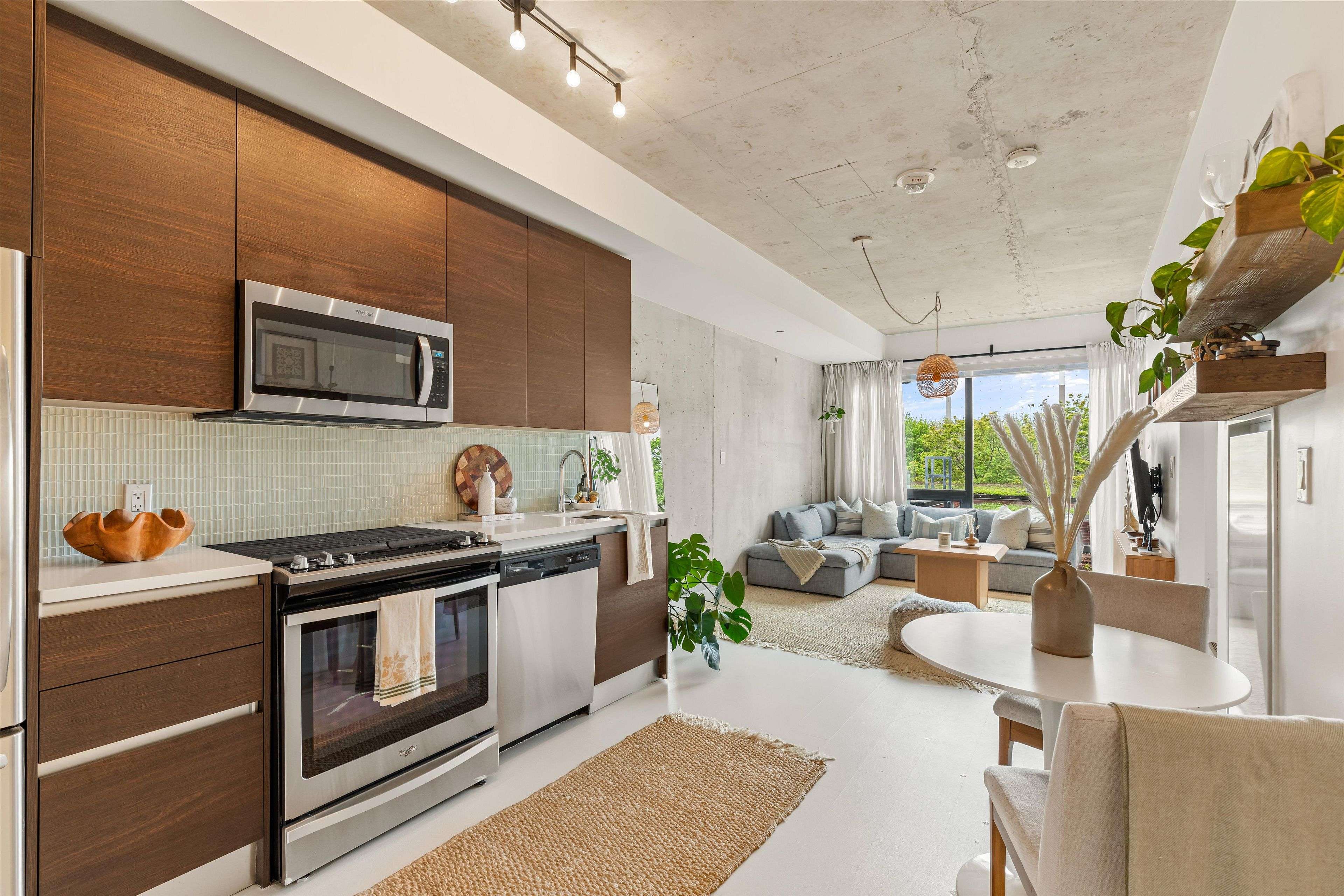 Toronto E01, ON M4M 0E9,246 Logan AVE #406