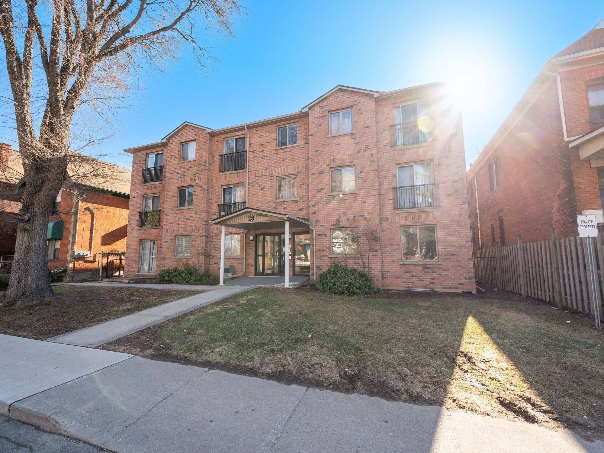 Hamilton, ON L8L 5E1,28 Victoria AVE N #312